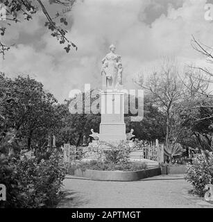 Viaggio nel Suriname e nelle Antille Olandesi la statua della regina Wilhelmina in piazza Wilhelmina a Willemstad il Curaçao Data: 1947 posizione: Curaçao, Willemstad Parole Chiave: Statue Nome personale: Wilhelmina (regina Olanda) Foto Stock