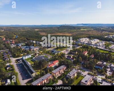 Veduta aerea estiva soleggiata della città di Gallivare, una località e la sede del comune di Gallivare nella contea di Norrbotten, provincia di Lapponia, Svezia Foto Stock