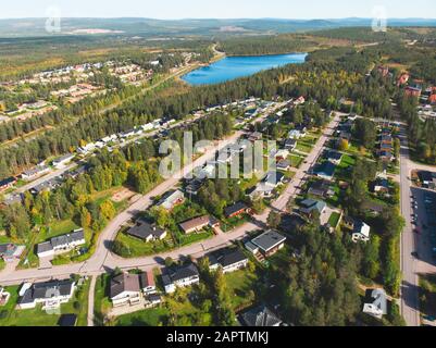 Veduta aerea estiva soleggiata della città di Gallivare, una località e la sede del comune di Gallivare nella contea di Norrbotten, provincia di Lapponia, Svezia Foto Stock