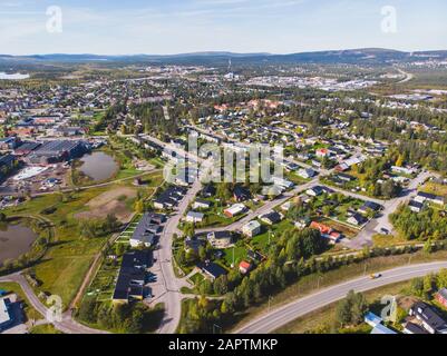 Veduta aerea estiva soleggiata della città di Gallivare, una località e la sede del comune di Gallivare nella contea di Norrbotten, provincia di Lapponia, Svezia Foto Stock