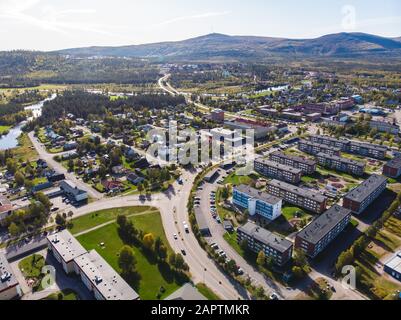 Veduta aerea estiva soleggiata della città di Gallivare, una località e la sede del comune di Gallivare nella contea di Norrbotten, provincia di Lapponia, Svezia Foto Stock