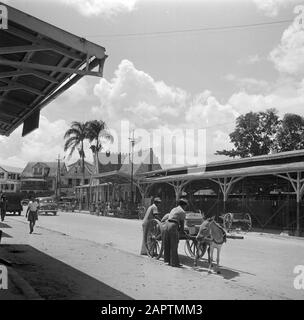 Viaggio in Suriname e Antille Olandesi la stazione di Heiligeweg a Paramaribo Data: 1947 luogo: Paramaribo, Suriname Parole Chiave: Asini, stazioni, immagini di strada, mezzi di trasporto: Poll, Willem van de Foto Stock