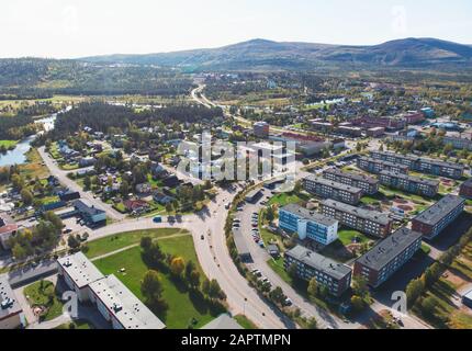 Veduta aerea estiva soleggiata della città di Gallivare, una località e la sede del comune di Gallivare nella contea di Norrbotten, provincia di Lapponia, Svezia Foto Stock