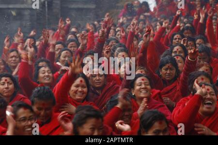 Kathmandu, Nepal. 24th Gen 2020. Le donne nepalesi offrono preghiere rituali durante il mese di festival di Swasthani Bratakatha, dedicato alla dea Shree Swasthani al tempio di Pashupathinath a Kathmandu, Nepal. Credit: Skanda Gautam/Zuma Wire/Alamy Live News Foto Stock