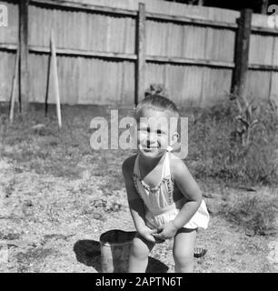 Viaggio in Suriname e Antille Olandesi figlio della famiglia Crena Uderwijk in Suriname Data: 1947 luogo: Suriname Parole Chiave: Bambini Nome personale: Crena Uderwijk, Foto Stock