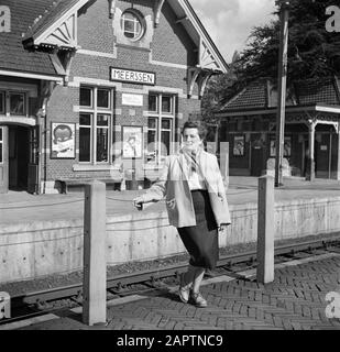 Zuid-Limburg Hilda Eschen alla stazione di Meerssen Data: 1 settembre 1952 Località: Limburg, Meerssen, Olanda Parole Chiave: Piattaforme, ritratti, stazioni Nome personale: Eschen, Hildegard : Poll, Willem van de, Foto Stock