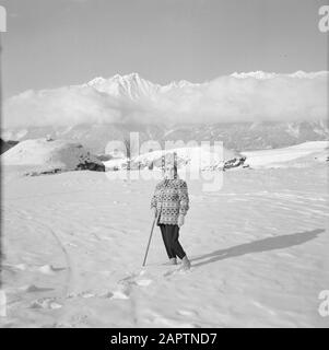 Inverno in Tirolo Hilde Eschen pone nella neve con sullo sfondo le montagne di Karwendel Data: Gennaio 1960 Località: Austria, Siriani, Tirolo Parole Chiave: Montagne, paesaggi, neve, vacanze, escursioni, inverno Nome personale: Echen, Hilde Foto Stock