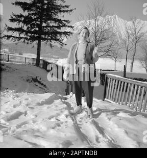 Inverno in Tirolo Hilde Eschen pone nella neve con sullo sfondo le montagne di Karwendel Data: Gennaio 1960 Località: Austria, Siriani, Tirolo Parole Chiave: Montagne, paesaggi, neve, vacanze, escursioni, inverno Nome personale: Echen, Hilde Foto Stock