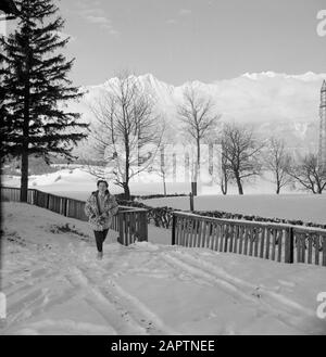 Inverno in Tirolo Hilde Eschen passeggiate nella neve vicino a Sirans con in background le montagne Karwendel Data: Gennaio 1960 Località: Austria, Siriani, Tirolo Parole Chiave: Montagne, paesaggi, neve, vacanze, escursioni, inverno Nome personale: Echen, Hilde Foto Stock