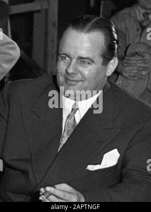 Filmregisseur Gerard Rutten in de filmstudio. Gerard Rutten (met alpino) op de set met filmproducent Joop Geesink 10 dicembre 1953 Foto Stock