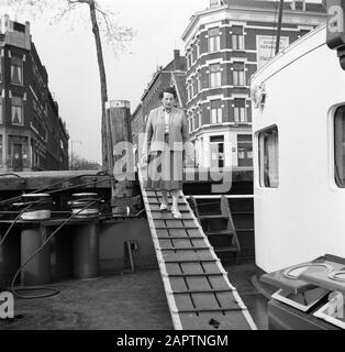 Navigazione sul Reno, rapporto sulla vita e sul lavoro a bordo di una nave del Reno Hilde Eschen, la terza moglie di Willem van de Poll arriva a bordo del Damco 9 Data: 1 aprile 1955 Località: Rotterdam, Olanda del Sud Parole Chiave: Tugs, donne Nome personale: Echen, Hilde Foto Stock