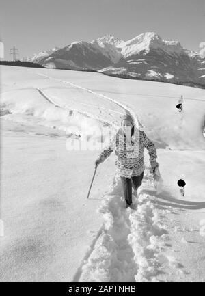 Inverno in Tirolo Hilde Eschen passeggiate nella neve con sullo sfondo le montagne Karwendel Data: Gennaio 1960 Località: Austria, Siriani, Tirolo Parole Chiave: Montagne, paesaggi, neve, vacanze, escursioni, inverno Nome personale: Echen, Hilde Foto Stock