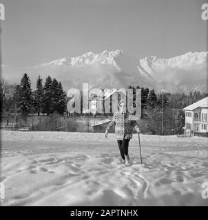 Inverno in Tirolo Hilde Eschen passeggiate nella neve vicino a Sirans con in background le montagne Karwendel Data: Gennaio 1960 Località: Austria, Siriani, Tirolo Parole Chiave: Montagne, villaggi, paesaggi, neve, vacanze, trekking, inverno, residenze Nome personale: Echen, Hilde Foto Stock