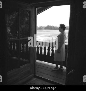 Vacanza Svizzera - Italia Hildegard Eschen, moglie di Willem Van de poll, su un balcone in Val Leventina Data: 1 giugno 1964 Località: Tessino, Svizzera Parole Chiave: Balconi, donne Nome personale: Poll-Eschen, Hildegard van de Foto Stock