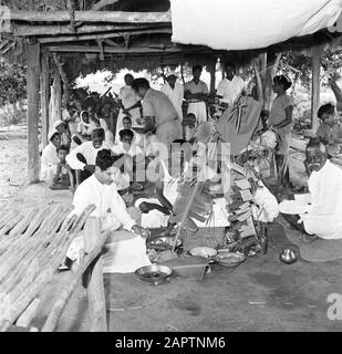 Viaggio in Suriname e Antille Olandesi cerimonia sacrificale indù in New Nickerie Data: 1947 luogo: New Nickerie, Suriname Parole Chiave: Credenti, religione Foto Stock