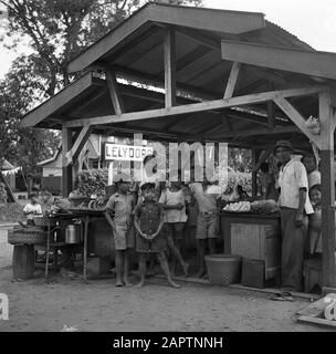 Viaggio a Suriname e Antille Olandesi Hindostanes presso la sala mercato di Station Lelydorp in Suriname Data: 1947 Località: Lelydorp, Suriname Parole Chiave: Indù, bambini, mercati Foto Stock