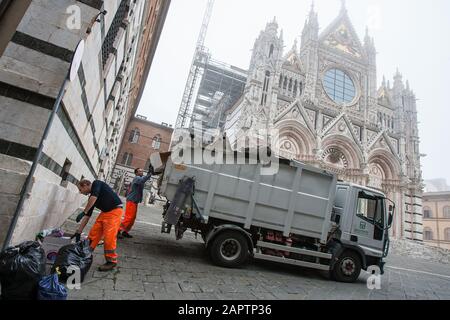 Siena, 27 ottobre 2008 - gli operatori sanitari prelevano i rifiuti di fronte al Duomo di Siena. Foto Stock