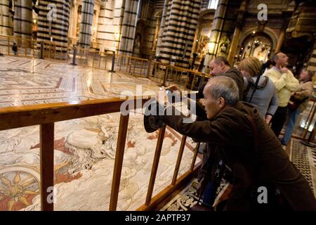 Siena, 27 ottobre 2008 - I Turisti scattano foto all'interno del Duomo di Siena. Foto Stock