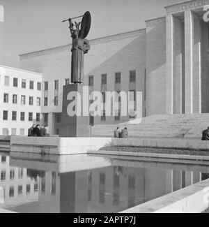 Roma: Visita al quartiere universitario edificio principale dell'Università la Sapienza nell'Città Universitaria con laghetto e statua di Minerva Data: Dicembre 1937 Località: Italia, Roma Parole Chiave : sculture, edifici, dèi, sculture di strada, studenti, università, stagni Foto Stock