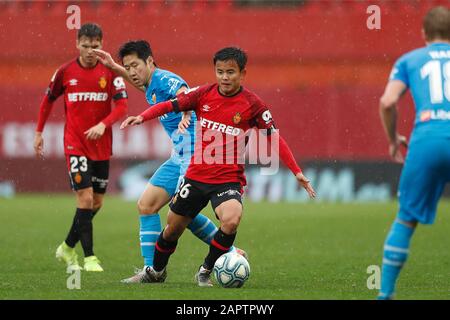 (L-R) Lee Kang-in (Valencia), Takefusa Kubo (Mallorca), 19 GENNAIO 2020 - Calcio : Spagnolo 'la Liga Santander' partita tra RCD Mallorca 4-1 Valencia CF allo stadio Son Moix di Palma de Mallorca, Spagna. (Foto di Mutsu Kawamori/AFLO) Foto Stock