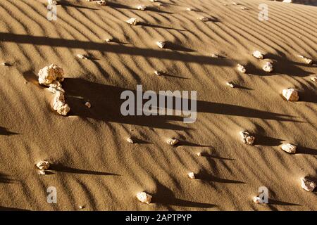 Vicino a dune di sabbia e rocce nella Valle de la Luna, deserto di Atacama. Cile Foto Stock