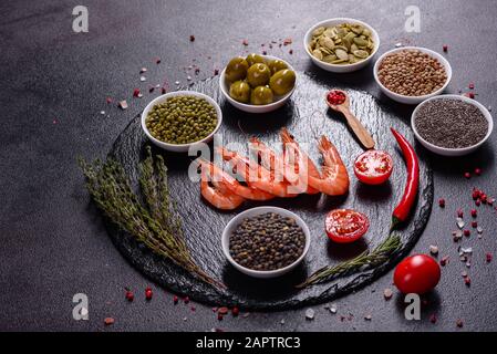 Ottima selezione di gamberi jumbo per cena su piatto di pietra. Il cibo di fondo Foto Stock