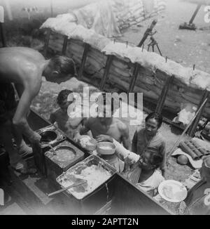 Cucina anteriore e auto mensa (art. W.B.) Nelle aree all'aperto un pasto è distribuito Data: Aprile 1947 Ubicazione: Indonesia, Indie orientali olandesi Foto Stock