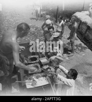 Cucina anteriore e auto mensa (art. W.B.) nelle aree all'aperto un pasto è distribuito Data: 1947/01/01 luogo: Indonesia, Indie orientali olandesi Foto Stock