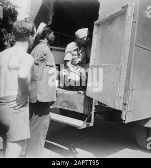 Cucina anteriore e auto mensa (art. W.B.) nel corpo del camion del Welfare Service c'è una data militare femminile: 1947/04/01 Ubicazione: Indonesia, Indie orientali olandesi Foto Stock