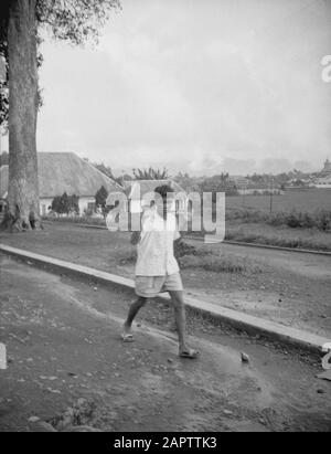 Procedendo a Fort de Kock da Padang Pandjang nella mattina presto del 22nd dicembre 1948, i soldati olandesi si spostarono lungo la strada Padang-Pandjang, verso Fort de - Kock. - Sì. A un quarto-otto, le prime vetture blindate sono entrate nella capitale repubblicana di Sumatra. Ad eccezione delle barriere sulla strada, le truppe non hanno incontrato praticamente alcuna resistenza. [Ragazzo o giovane uomo cammina su una strada più alta con le mani] Annotazione: DJK Data: 22 dicembre 1948 Località: Bukittinggi, Indonesia, Indie Orientali olandesi, Sumatra Foto Stock