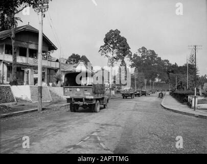 Procedendo a Fort de Kock da Padang Pandjang nella mattina presto del 22nd dicembre 1948, i soldati olandesi si spostarono lungo la strada Padang-Pandjang, verso Fort de - Kock. - Sì. A un quarto-otto, le prime vetture blindate sono entrate nella capitale repubblicana di Sumatra. Ad eccezione delle barriere sulla strada, le truppe non hanno incontrato praticamente alcuna resistenza. Data: 22 Dicembre 1948 Località: Bukittinggi, Indonesia, Indie Orientali Olandesi, Sumatra Foto Stock