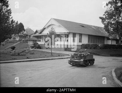 Procedendo a Fort de Kock da Padang Pandjang nella mattina presto del 22nd dicembre 1948, i soldati olandesi si spostarono lungo la strada Padang-Pagjang, verso Fort de - Kock. - Sì. A un quarto-otto, le prime vetture blindate sono entrate nella capitale repubblicana di Sumatra. Ad eccezione delle barriere sulla strada, le truppe non hanno incontrato praticamente alcuna resistenza. Data: 22 Dicembre 1948 Località: Bukittinggi, Indonesia, Indie Orientali Olandesi, Sumatra Foto Stock