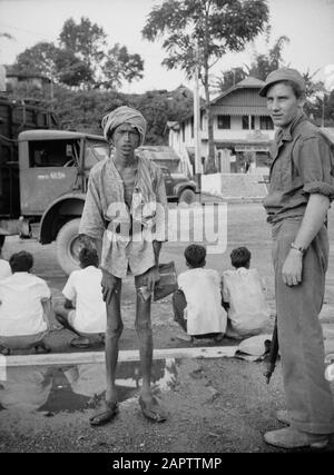 Procedendo a Fort de Kock da Padang Pandjang nella mattina presto del 22nd dicembre 1948, i soldati olandesi si spostarono lungo la strada Padang-Pandjang, verso Fort de - Kock. - Sì. A un quarto-otto, le prime vetture blindate sono entrate nella capitale repubblicana di Sumatra. Ad eccezione delle barriere sulla strada, le truppe non hanno incontrato praticamente alcuna resistenza. Uno dei molti casi di malnutrizione e negligenza. Data: 22 Dicembre 1948 Località: Bukittinggi, Indonesia, Indie Orientali Olandesi, Sumatra Foto Stock