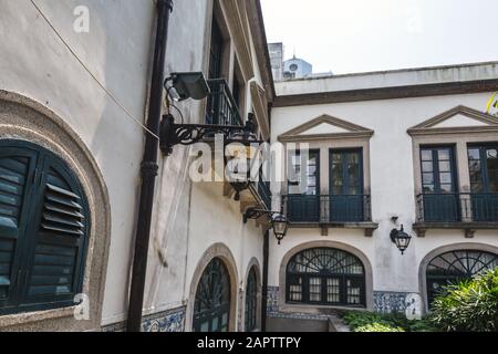 Finestra cortile cinese. Esterno la storica e ricca casa di mandarini a Macao, Cina. Foto Stock