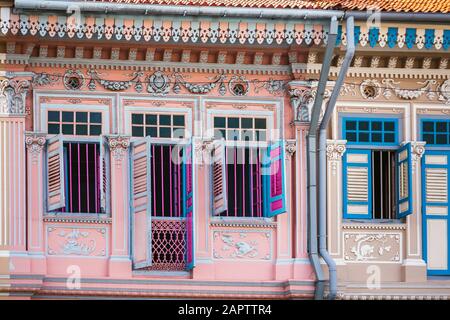 Case Peranakan Colorate. La parola Peranakan usata dalla gente locale per rivolgersi agli immigrati stranieri che hanno stabilito le famiglie a Singapore, Singapor Foto Stock