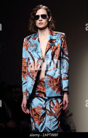 Roma, Italia. 24th Gen 2020. Modelli sulla passerella per ROI DU LAC Fall/WIN 2020/21at AltaRoma pista. Credito: Evandro Inetti/Zuma Wire/Alamy Live News Foto Stock