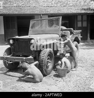 Volontari di guerra a Malacca e Indonesia ragazzi olandesi lavare una jeep Data: 4 aprile 1946 luogo: Batavia, Indonesia, Jakarta, Indie orientali olandesi Parole Chiave: Nativi, jeep, bambini Foto Stock