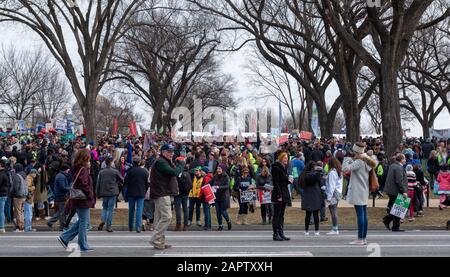 Washington DC, USA - 24 marzo 2020. Migliaia di persone si riuniscono per la manifestazione annuale March for Life a Washington, DC. Foto Stock