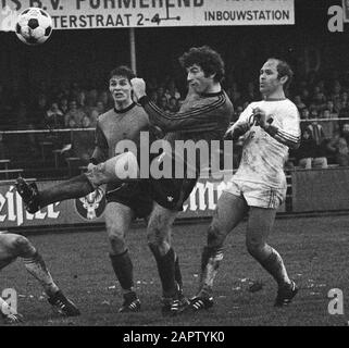 Volendam versus Roda JC 1-2, v.l.n.r. portiere Jongbloed (Roda), Ziegler (Roda), Plat en Kramer (Volendam) e Pfeiffer (Roda) Data: 26 novembre 1978 luogo: Noord-Holland, Volendam Parole Chiave: Sport, football Nome personale: Jongbloed Jan, Piffer, Ziender, Zolen Zolen Plendam Foto Stock