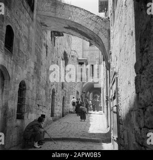 Israele 1948-1949 Gerusalemme. Parte della Via dolorosa con un arco di sostegno in mattoni sulla strada, una finestra di baia e pubblico compresi i bambini Data: 1948 posizione: Israele, Gerusalemme, Via dolorosa Parole Chiave: Architettura, architettura, architettura, cristianesimo, città, rafforzamento Foto Stock