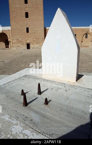 Momenti di preghiera per raccontare il sole nella Grande Moschea, Kairouan Tunisia Foto Stock