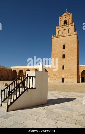 Momenti di preghiera per raccontare il sole nella Grande Moschea, Kairouan Tunisia Foto Stock