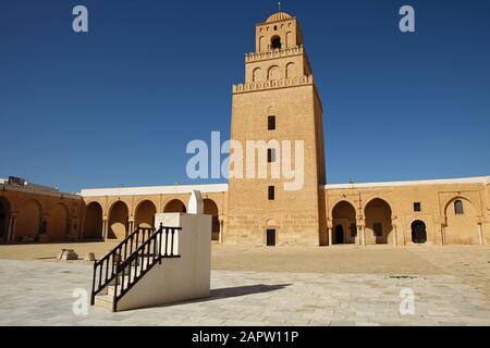 Momenti di preghiera per raccontare il sole nella Grande Moschea, Kairouan Tunisia Foto Stock