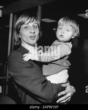 Squadra olandese di ritorno a Schiphol dalla Grecia; Cruyff con figlia maggiore; Foto Stock