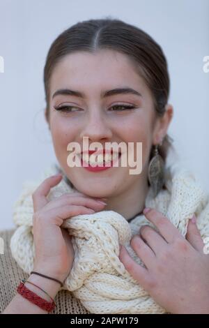 Primo piano di 18 anni di ragazza spagnola. Scatto verticale con luce naturale Foto Stock