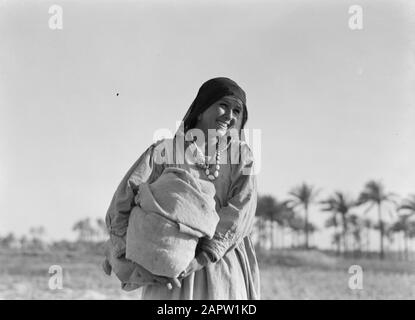 Viaggio in mare con MS Baloeran giovane donna Annotazione: Questa foto fa parte di una serie di foto di un viaggio con la MS Baloeran del Rotterdam Lloyd Data: 1935 luogo: Egitto Parole Chiave: Donne Foto Stock