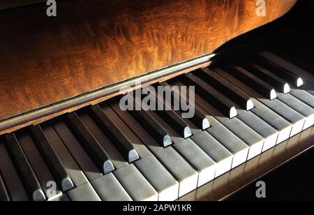 La tastiera di un pianoforte verticale Foto Stock