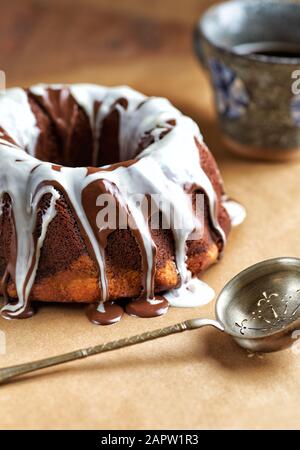 Marble up lato giù torta con smalto. Concetto per una gustosa torta di Pasqua. Sfondo in legno. Foto Stock