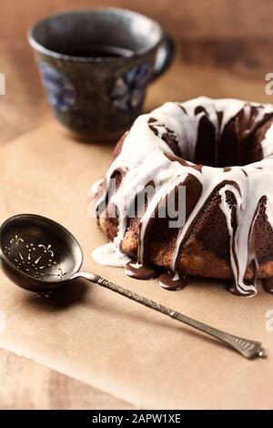 Marble up lato giù torta con smalto. Concetto per una gustosa torta di Pasqua. Sfondo in legno. Foto Stock