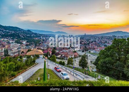 Vista al tramonto di Sarajevo dal più popolare punto panoramico Place.Fortezza gialla (Zuta Tabija) Bosnia ed Erzegovina Foto Stock